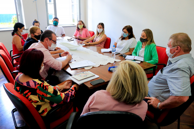 Encontro entre secretaria de assistência social, conselho tutelar e gabinete discutem melhorias e estrutura de trabalho.