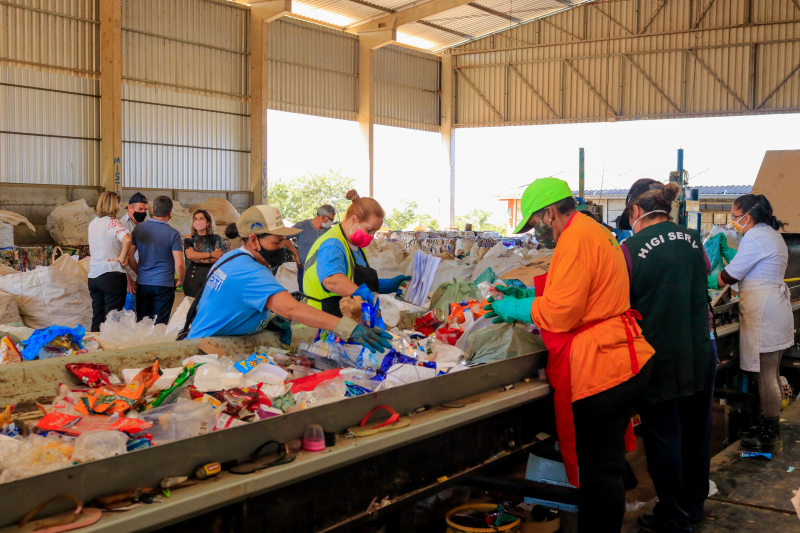 Gabinete promove café de Dia das Mães para funcionárias do projeto Recicla Tibagi