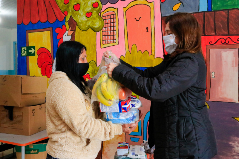 Escolas municipais de Tibagi entregam alimentos da merenda escolar para famílias