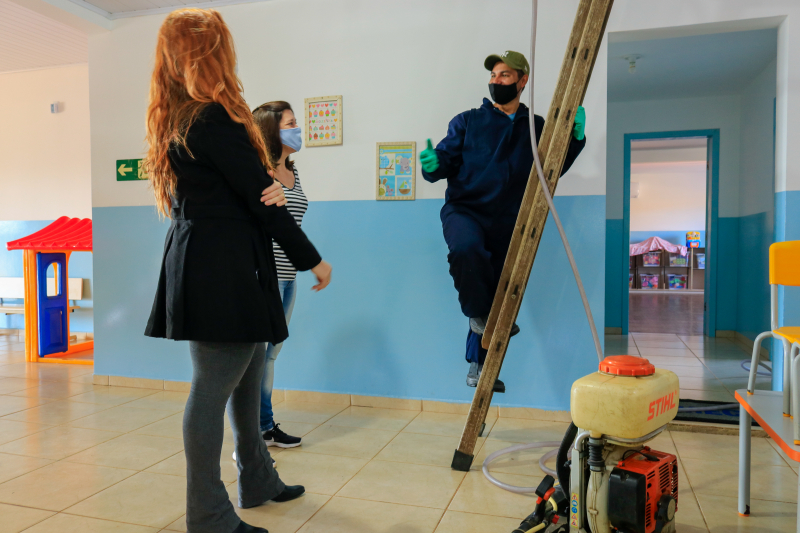 Secretaria de Educação de Tibagi realiza limpeza de caixas d'água e dedetização em escolas e cmei's municipais.