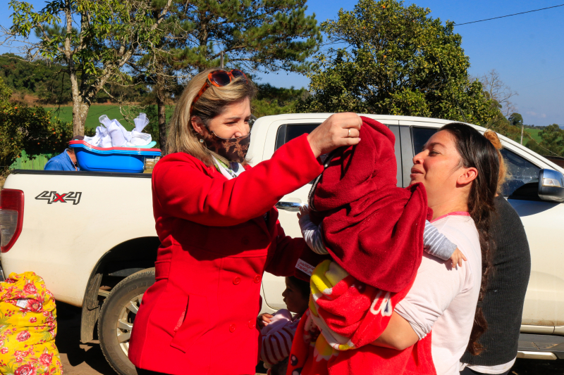 Primeira-dama entrega agasalhos em São Bento, Agudos e Descalvado