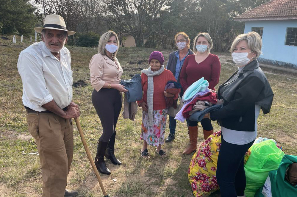 Primeira-dama entrega agasalhos a famílias da Vila Rural dos Agudos