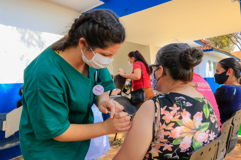 HOJE! Saúde de Tibagi aplica 3ª dose da vacina contra a Covid-19