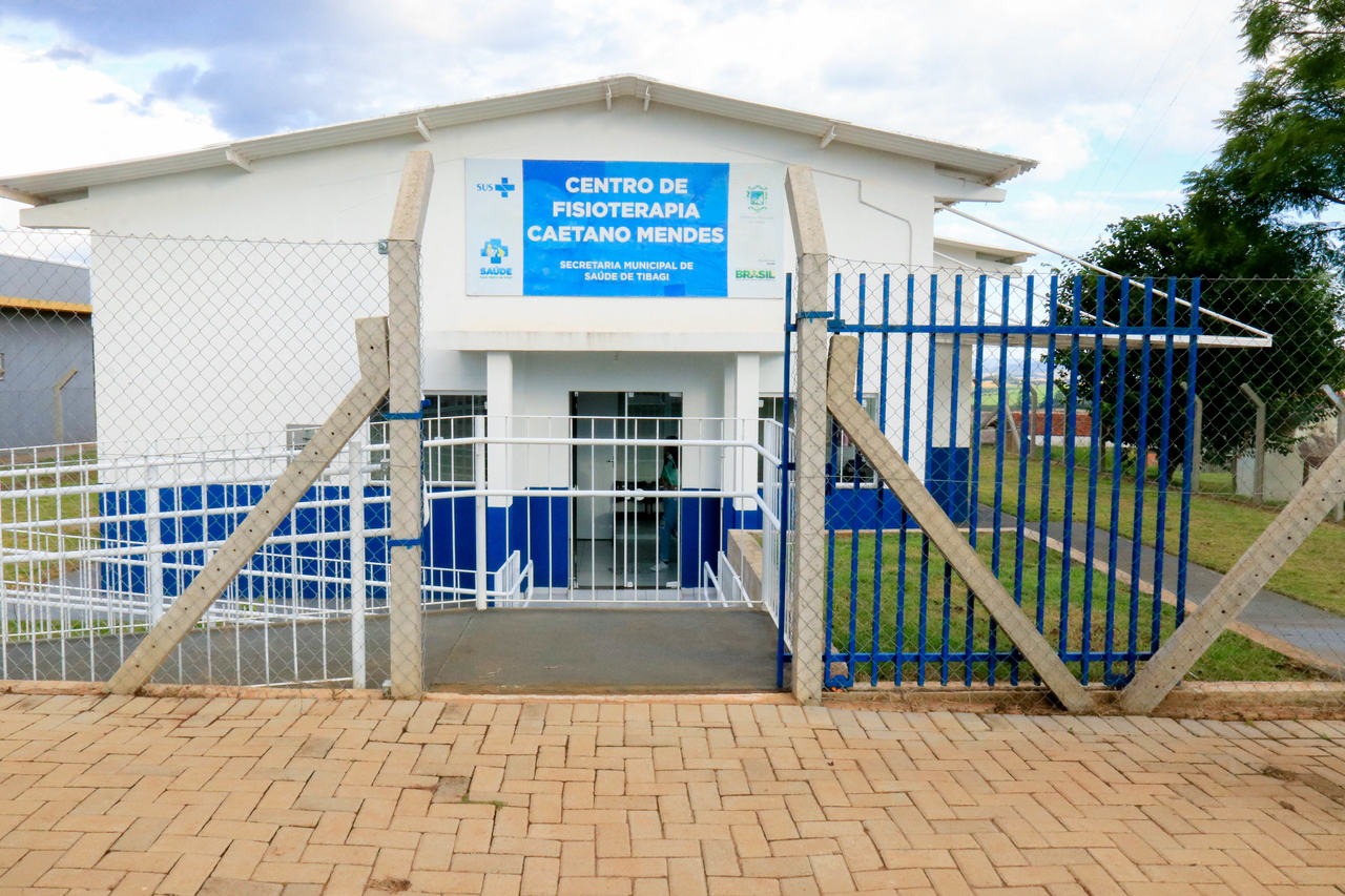 Prefeito de Tibagi entrega 3 veículos e inaugura centro de fisioterapia em Caetano Mendes