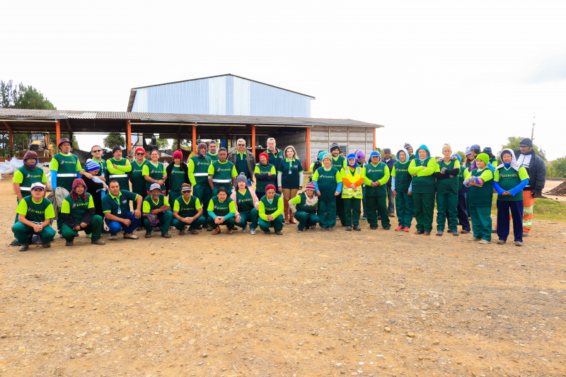 Meio Ambiente de Tibagi entrega novos uniformes para a ACAMARTI