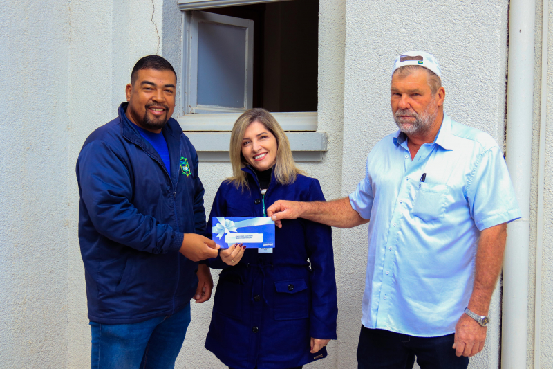 Tibagi entrega cartão de vale-alimentação para funcionários públicos