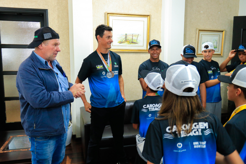 Prefeito de Tibagi recepciona atletas que participaram do Brasileiro de Canoagem