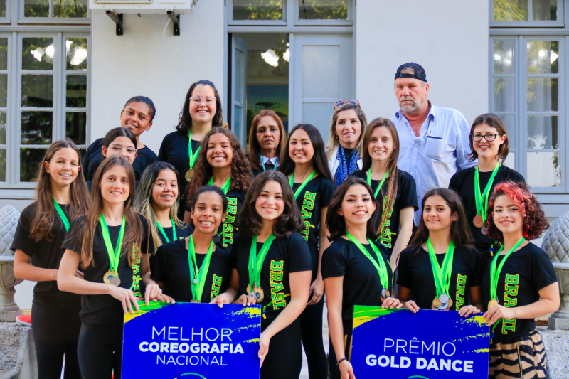 Prefeito de Tibagi recebe bailarinas campeãs