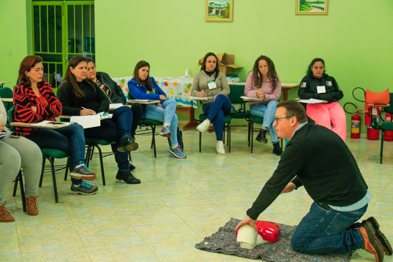 Educação de Tibagi promove curso de brigadista e primeiros socorros para funcionários