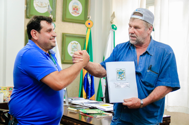 Prefeito de Tibagi recebe proposta de novo estatuto dos servidores