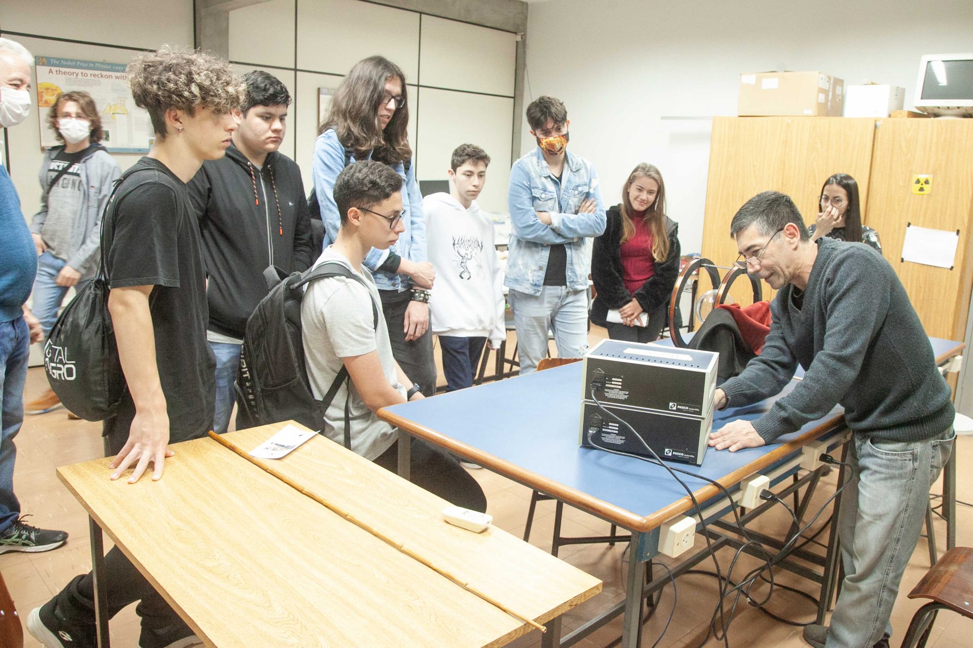 Alunos de Tibagi visitam estrutura do Departamento de Física da UEPG