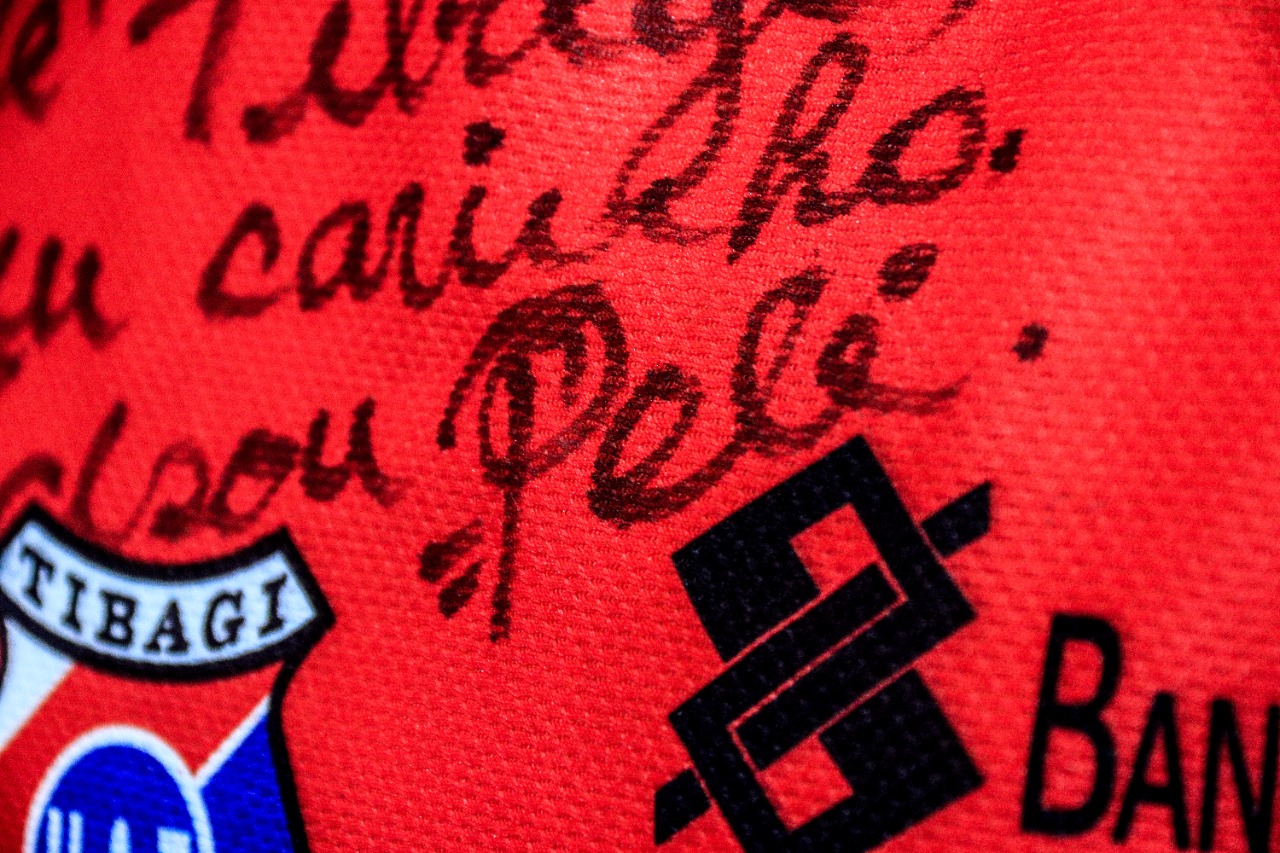 Museu de Tibagi possui camisa autografada e com dedicatória do Rei Pelé