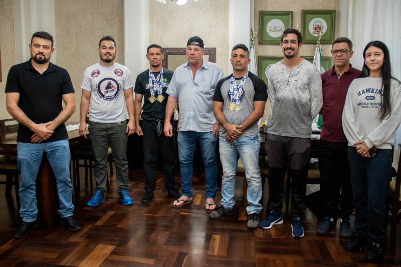 Prefeito de Tibagi recebe atletas campeões no Jiu-Jitsu