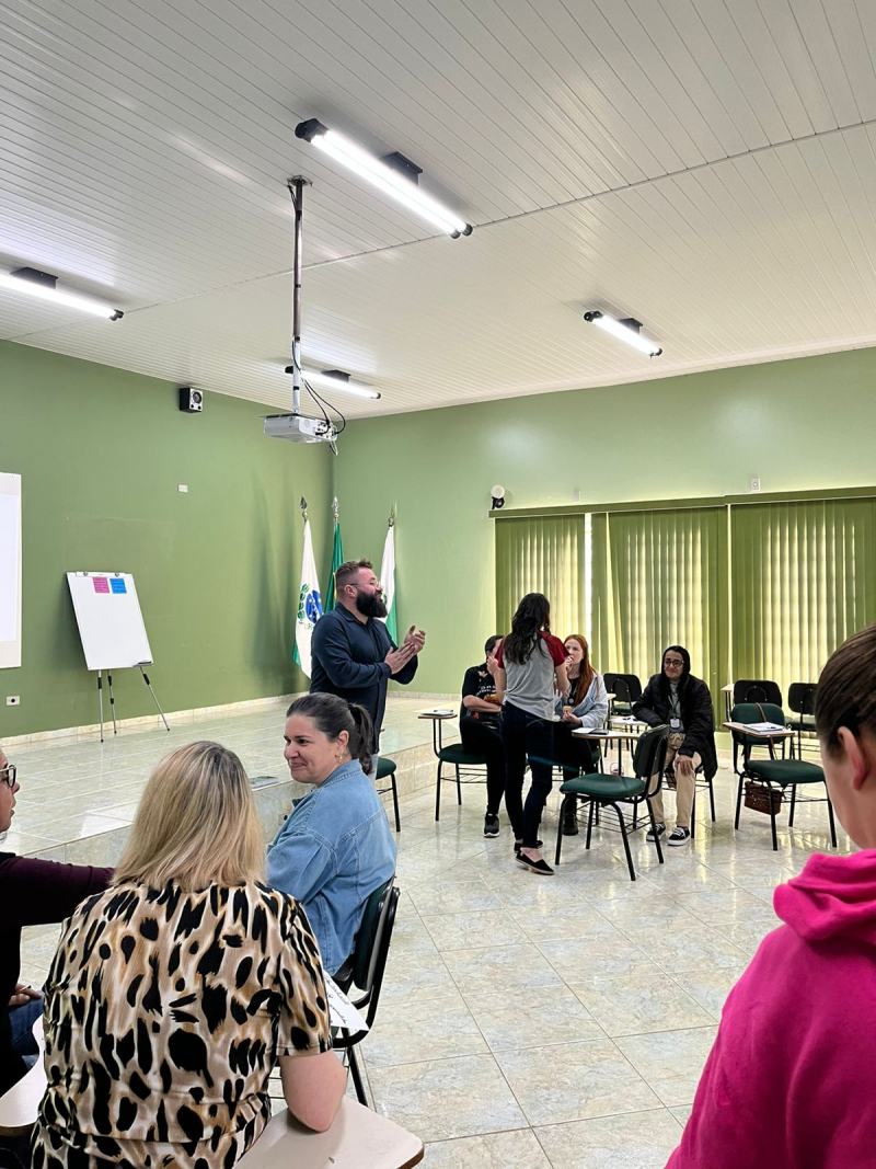 Educação de Tibagi realiza formação de professores do projeto Semeando Educação