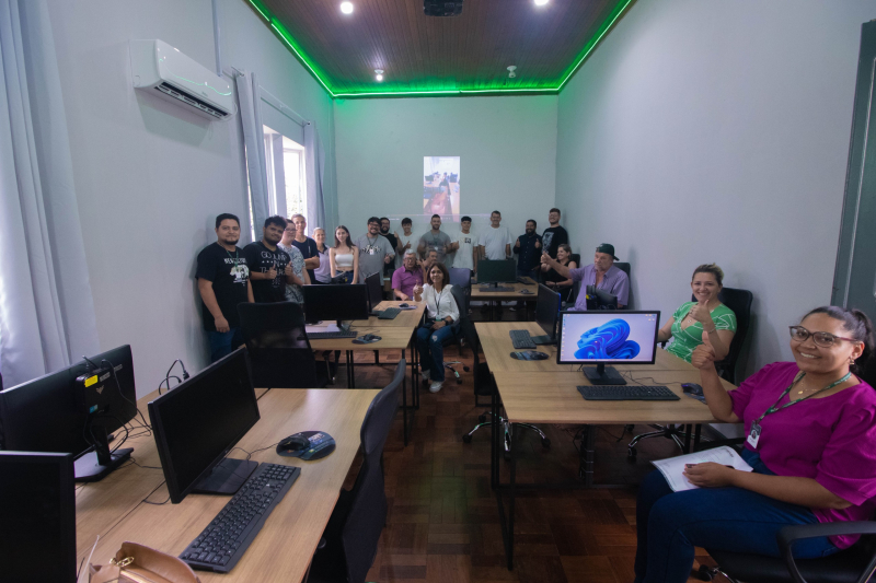 Prefeitura inaugura sala de informática do projeto Tibagi Conecta