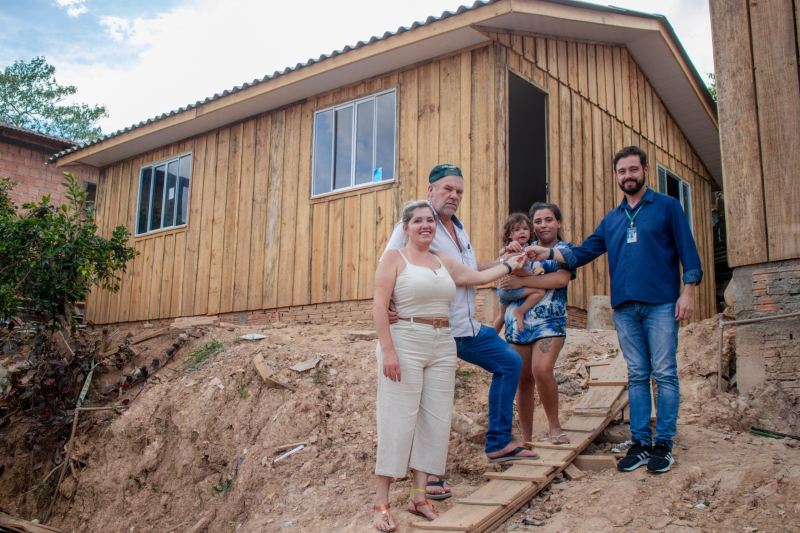 Prefeitura de Tibagi entrega casa para família que ficou desabrigada