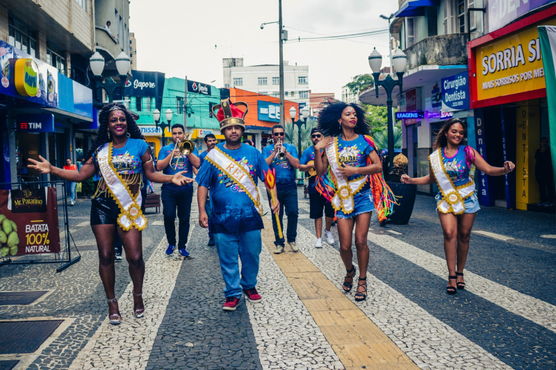 Carnaval deve reunir mais de 1 milhão de foliões nas ruas e incrementar turismo do Paraná