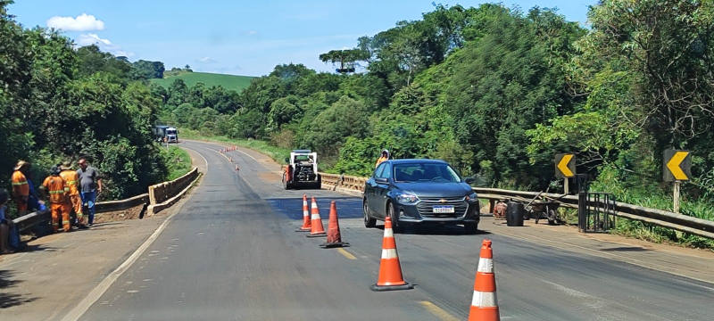 Reparo na ponte sobre o rio Capivari na BR-153 exige atenção dos motoristas