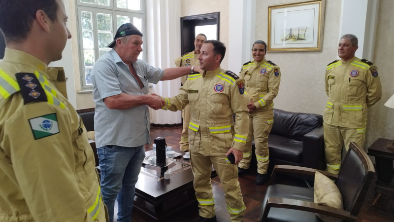 Prefeito de Tibagi recebe novo comandante do Corpo de Bombeiros da região