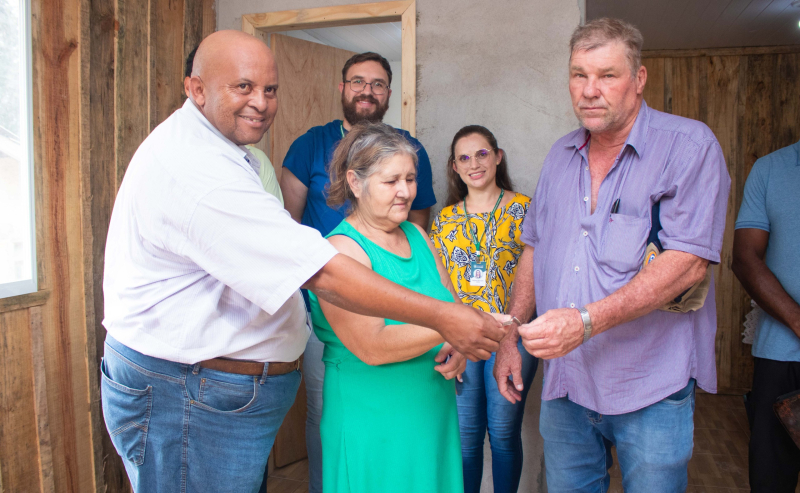 Mais uma família recebe casa nova através do programa de reformas e construção de casas em Tibagi