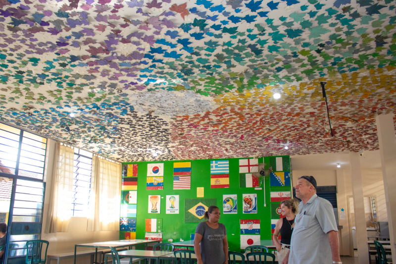 Prefeito de Tibagi visita instalação Magia de Outono no Colégio Estadual Prof. Leopoldina Bittencourt Pedroso