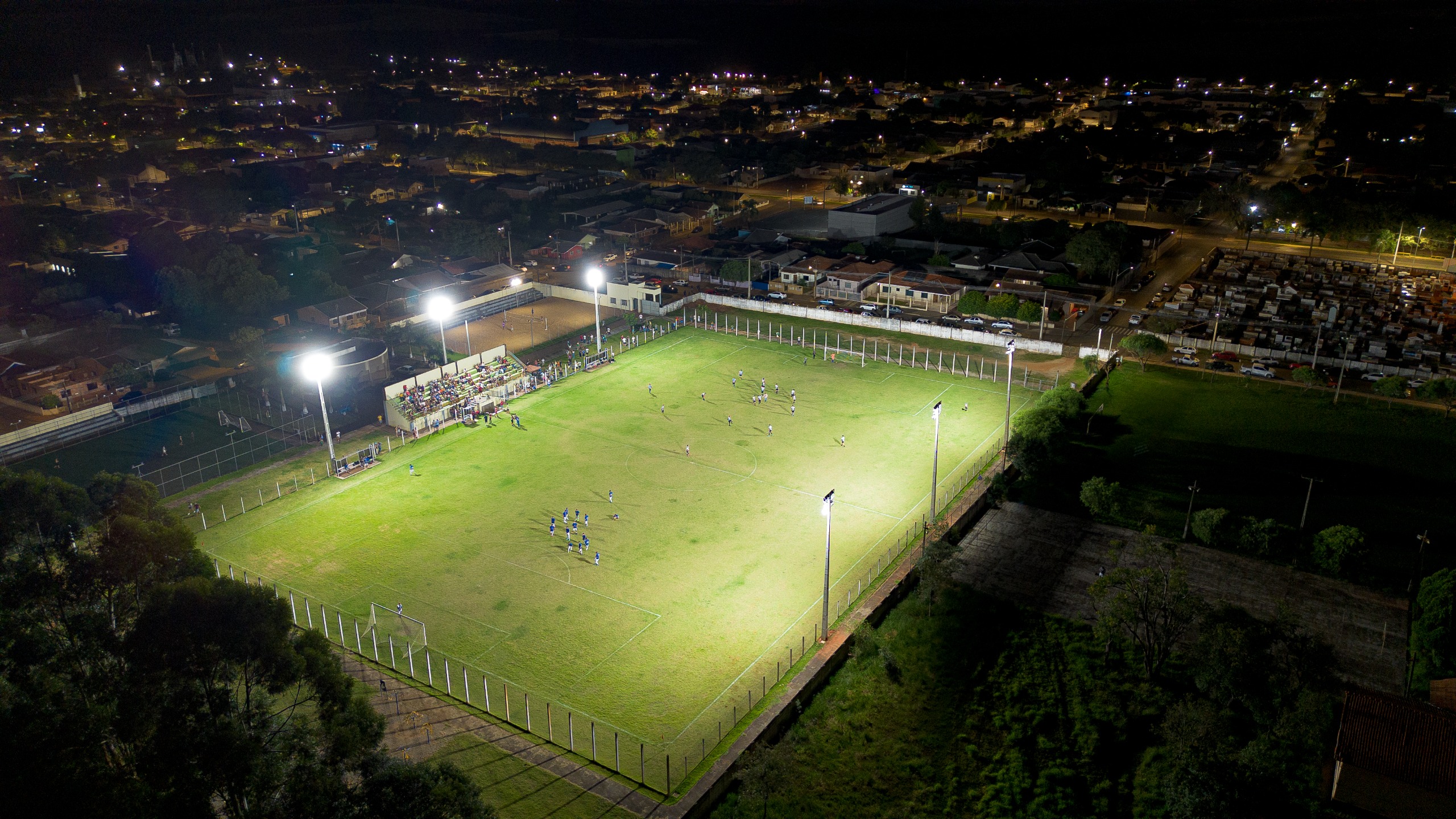 Prefeitura de Tibagi Conclui Obra de Iluminação no Estádio Homero de Melo