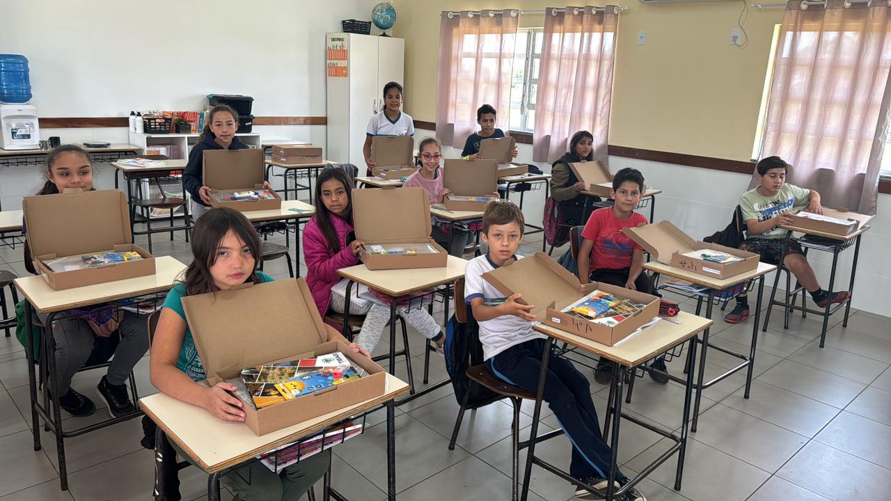 Prefeitura de Tibagi entrega kits escolares para alunos com investimento de R$ 194 mil